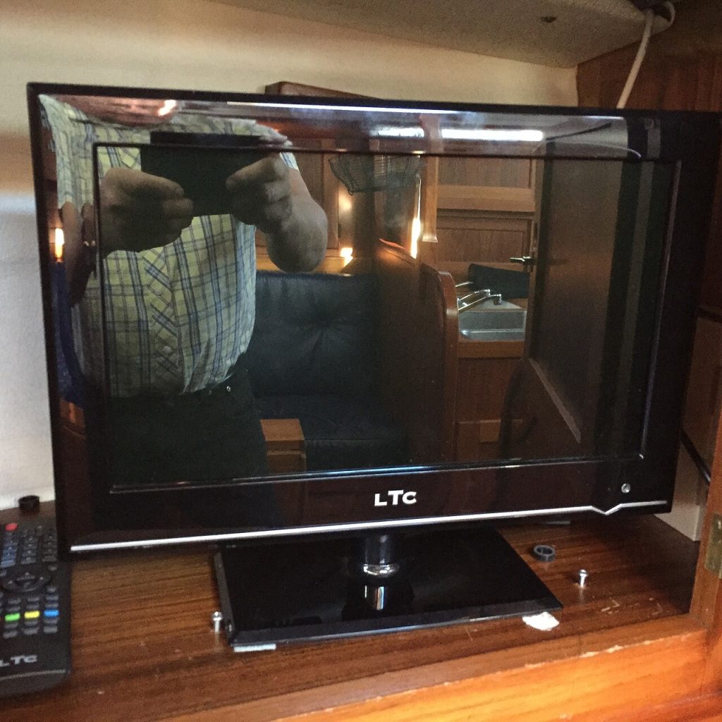 TV;n har senaste åren suttit på en tre-ledad arm
